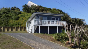 Karoro the beach front bach with views to die for!, Raglan